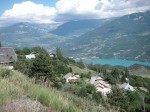 Aussicht von St. Apollinaire auf den Lac de Serre Poncon und einen Teil der Alpenkette