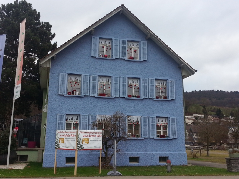 Weihnachtlich geschmücktes Haus