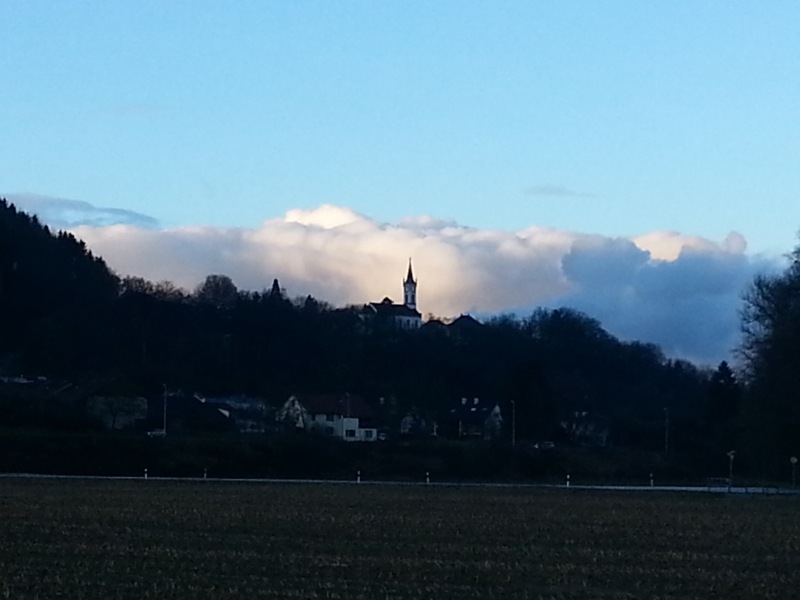 Kirche Rhein im Abendlicht