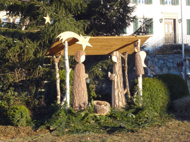 Krippenfiguren im Strassenkreisel