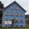 Weihnachtlich geschmücktes Haus