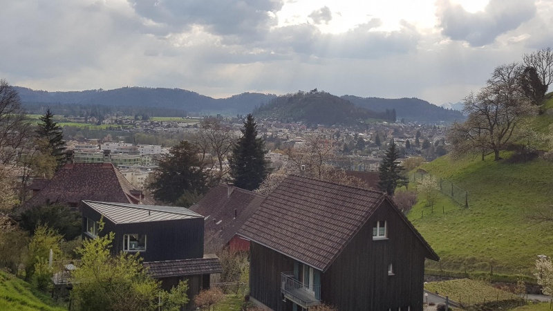 Lenzburg und im Hintergrund Staufen
