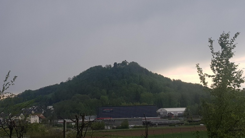 Schloss Brunegg vor der Regenwolke