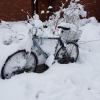 Eingeschneites Fahrrad