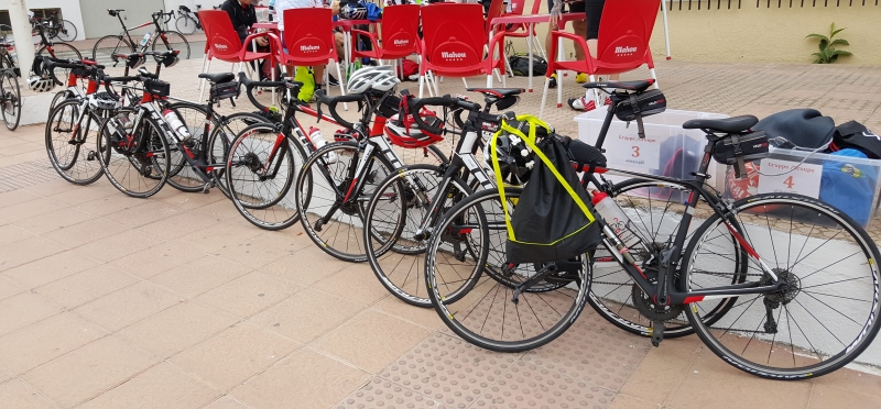 Rennräder während des Mittagslunch