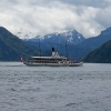 Dampfschiff vor der Kulisse der Alpen