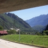 Unter einer schattigen Brücke