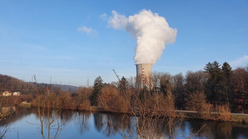 Dampffahne aus dem Kühlturm von Kernkraftwerk Gösgen