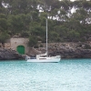 Segelschiff in Bucht