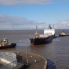 Frachter mit Schlepper im Fährhafen von Hull