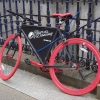 Rotes Fahrrad zur Reklame