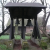 Glockenstühle stehen oftmals neben der Kirche