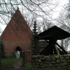 Glockenstühle stehen oftmals neben der Kirche