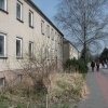 Häuserfront in Peenemünde. Man beachte die Fenster. Kaum eine Scheibe die noch ganz ist.