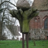 Skulptur vor einer Kirche