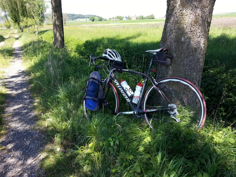 Mittagessen an einem Bächlein im Schatten