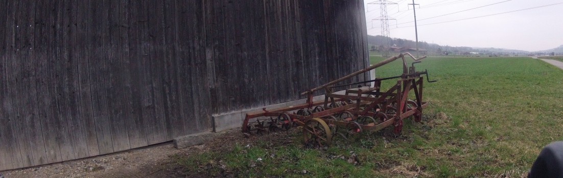 Schopf und Ackergerät im Wehntal