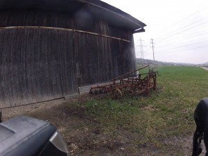 Schopf und Ackergerät im Wehntal