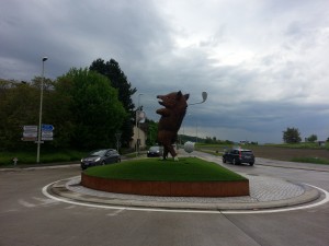 Golf spielende Wildsau