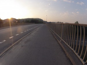 Morgenstimmung über dem Autobahnzubringer