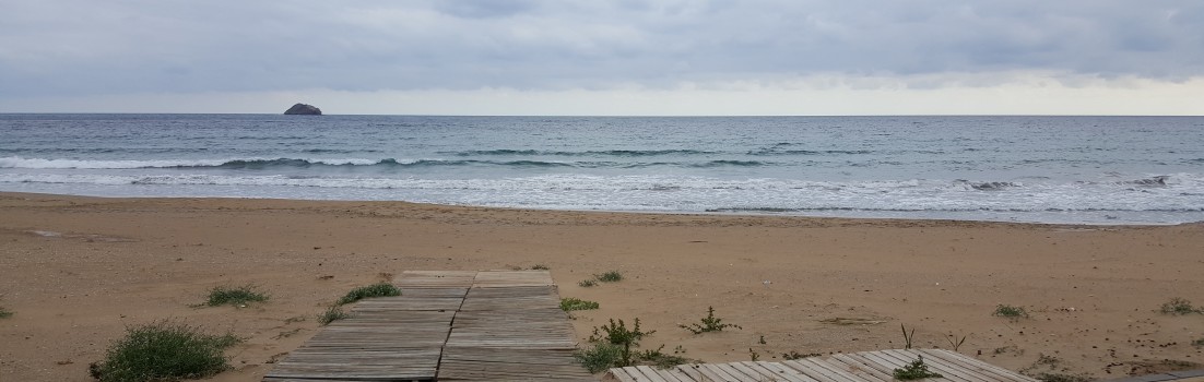 Das Meer schäumt und stampft