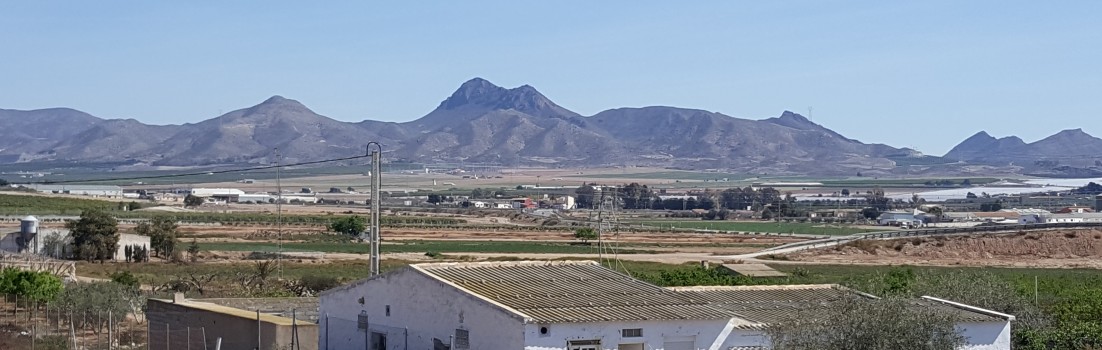 Hügelzug zwischen dem Meer