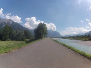 Radweg auf dem Rheindamm