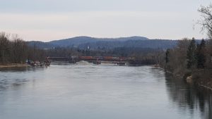 Aare mit Güterzug