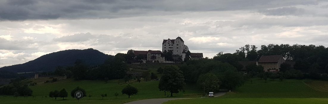 Schloss Wildegg unter dem Gewitterhimmel