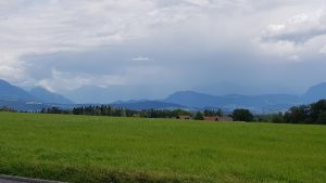 Blick zu den verregneten Alpen