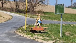 Osterhase am Strassenrand