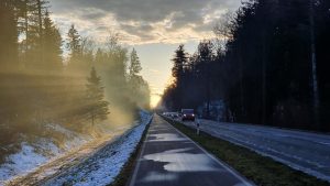 Radweg von Bremgarten nach Wohlen mit Gegenlicht