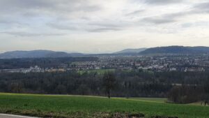 Blick über das Aaretal ins Seetal und zu den Alpen