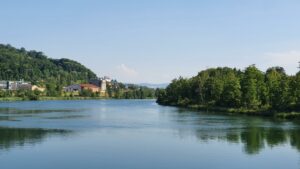 Schloss Wildegg über der Aare bei Wildegg