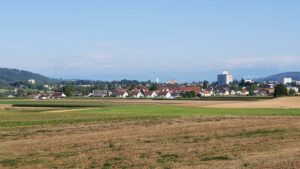 Blick durch das Bünztal zum Alpenkamm