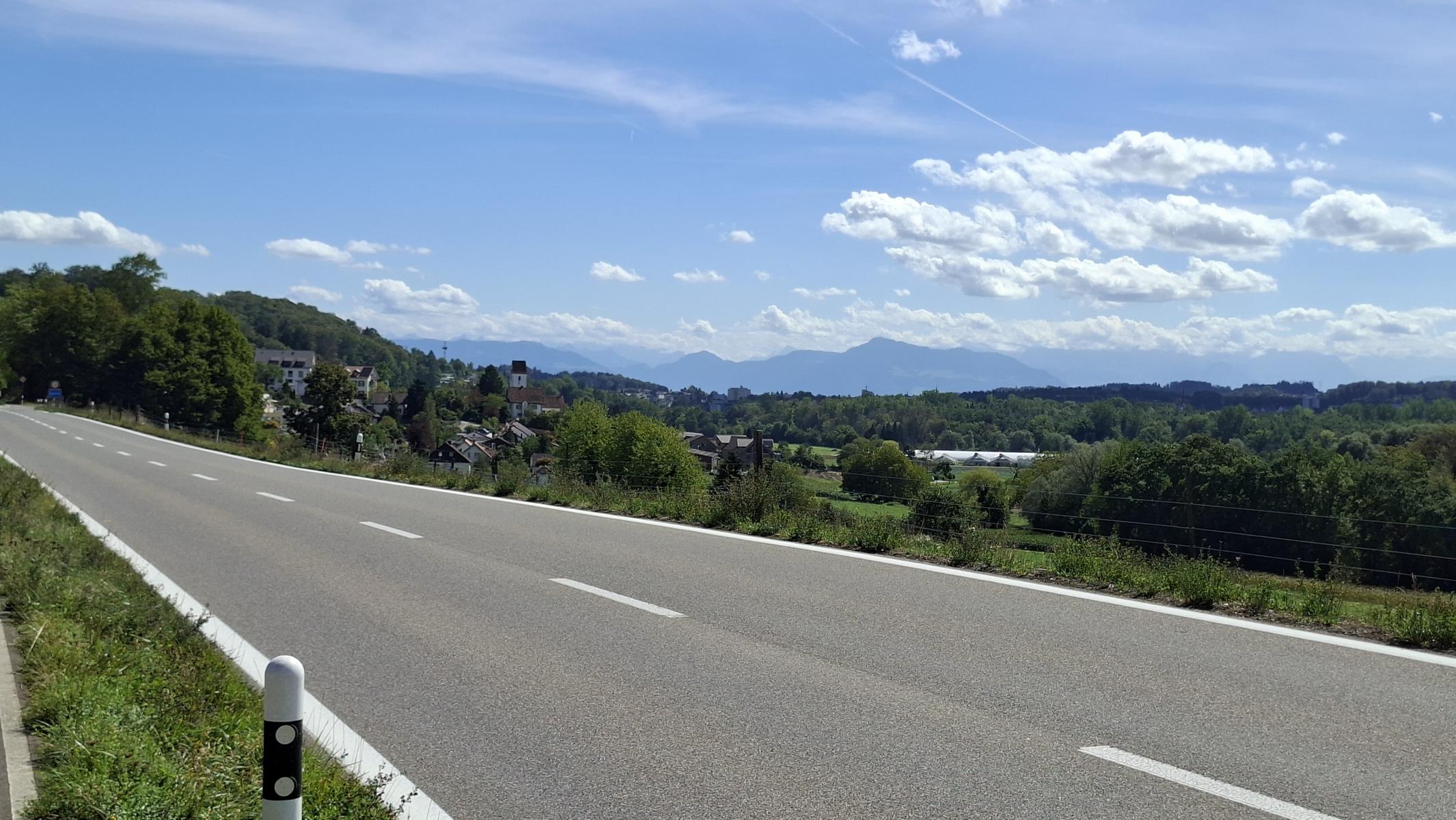 Das Reusstal hinauf zum Alpenkamm